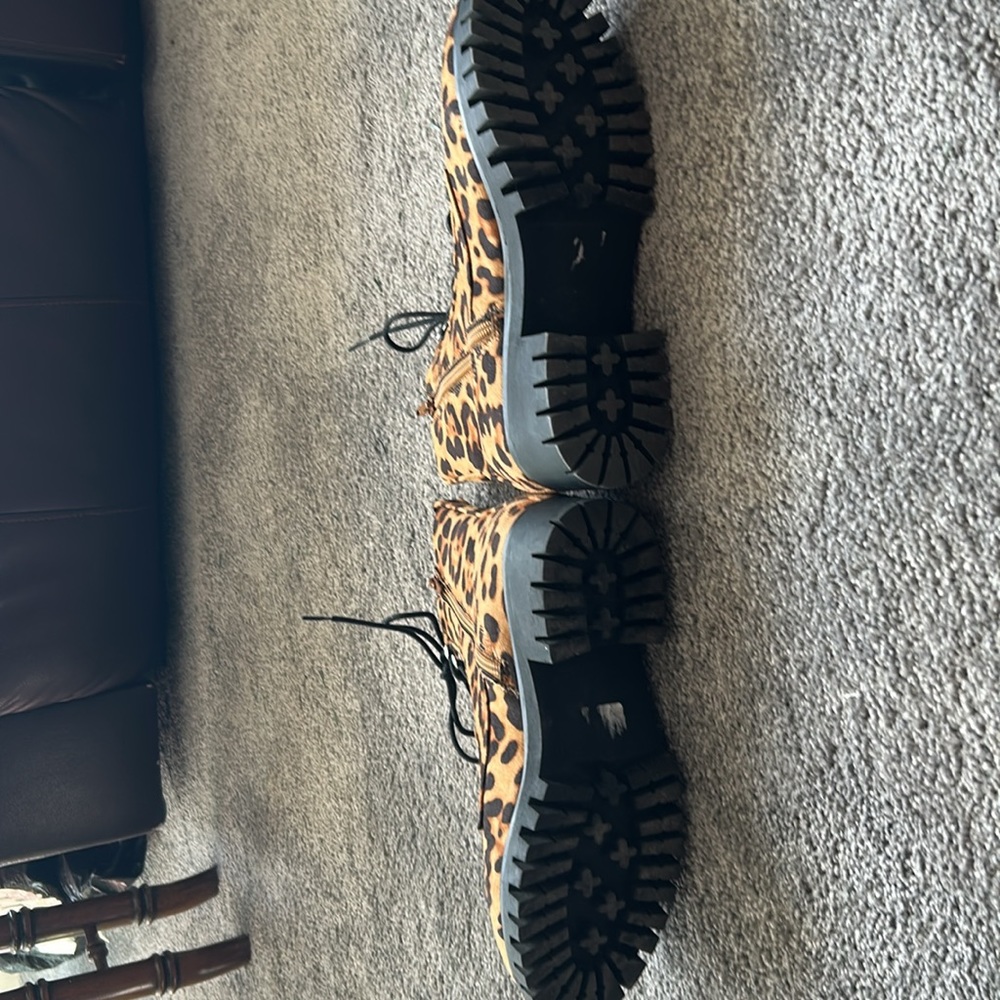 Women’s Leopard Print- Short boots
Charlotte Russe- Size 7- Brown & Black - Picture 4 of 7